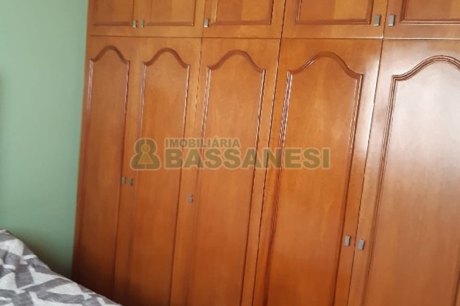 Casa com 256m², 4 dormitórios, 1 vaga, no bairro Santa Catarina em Caxias do Sul para Comprar