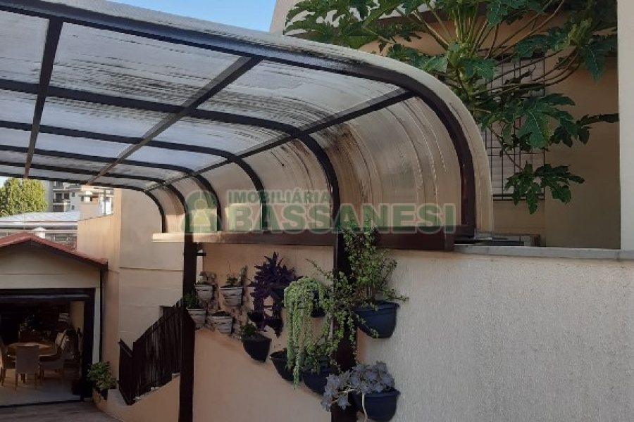 Casa com 256m², 4 dormitórios, 1 vaga, no bairro Santa Catarina em Caxias do Sul para Comprar