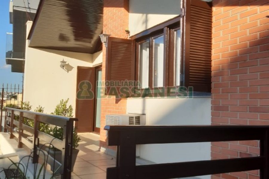 Casa com 256m², 4 dormitórios, 1 vaga, no bairro Santa Catarina em Caxias do Sul para Comprar