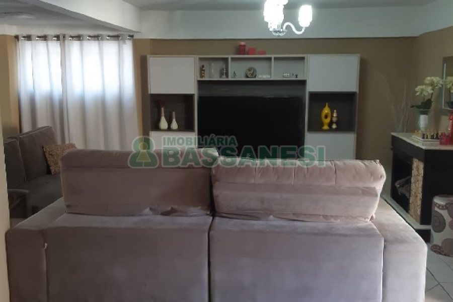 Casa com 256m², 4 dormitórios, 1 vaga, no bairro Santa Catarina em Caxias do Sul para Comprar