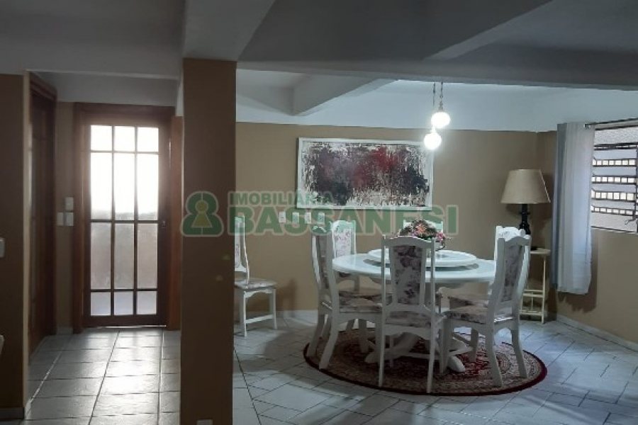 Casa com 256m², 4 dormitórios, 1 vaga, no bairro Santa Catarina em Caxias do Sul para Comprar