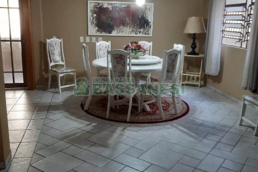 Casa com 256m², 4 dormitórios, 1 vaga, no bairro Santa Catarina em Caxias do Sul para Comprar