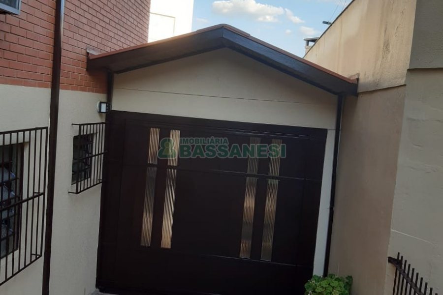 Casa com 256m², 4 dormitórios, 1 vaga, no bairro Santa Catarina em Caxias do Sul para Comprar