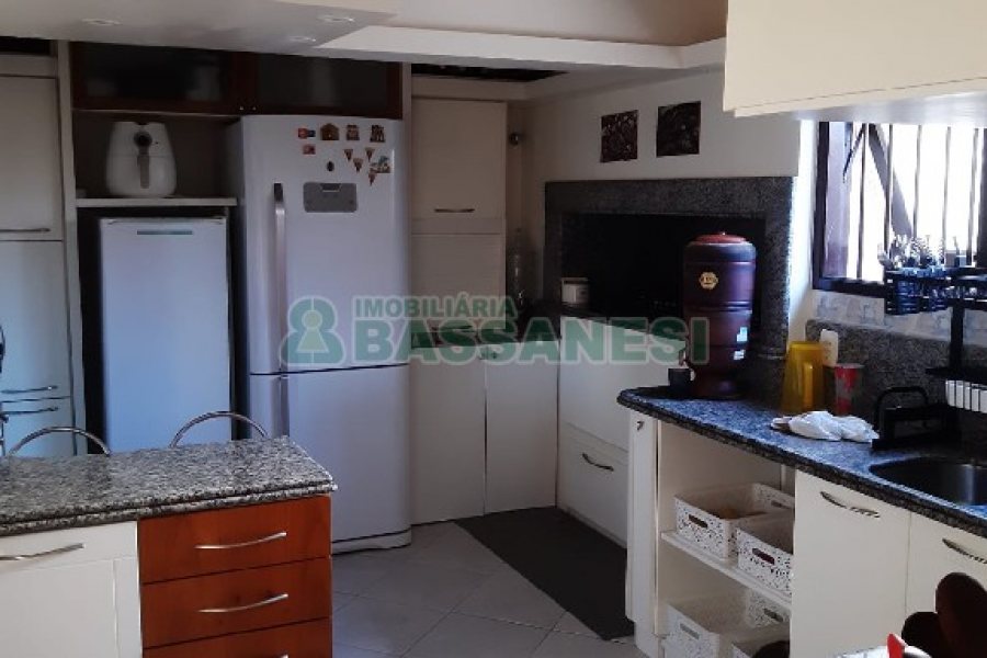 Casa com 256m², 4 dormitórios, 1 vaga, no bairro Santa Catarina em Caxias do Sul para Comprar