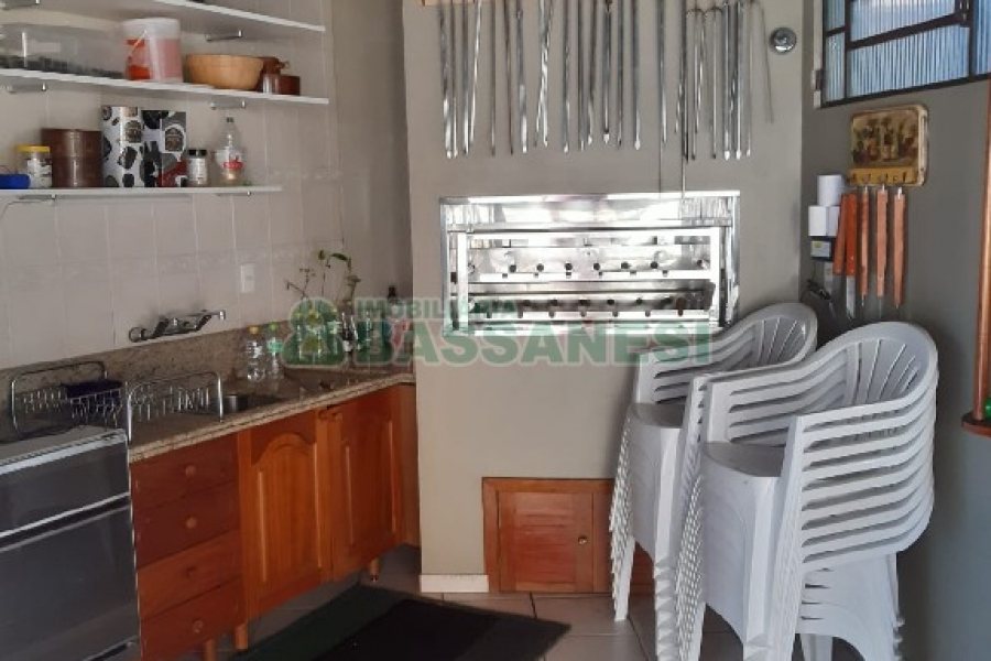 Casa com 256m², 4 dormitórios, 1 vaga, no bairro Santa Catarina em Caxias do Sul para Comprar