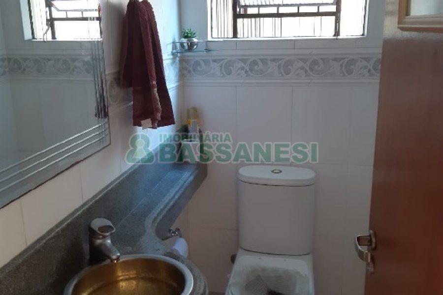 Casa com 256m², 4 dormitórios, 1 vaga, no bairro Santa Catarina em Caxias do Sul para Comprar