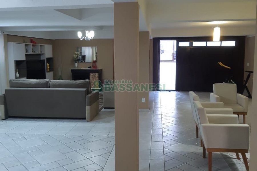 Casa com 256m², 4 dormitórios, 1 vaga, no bairro Santa Catarina em Caxias do Sul para Comprar