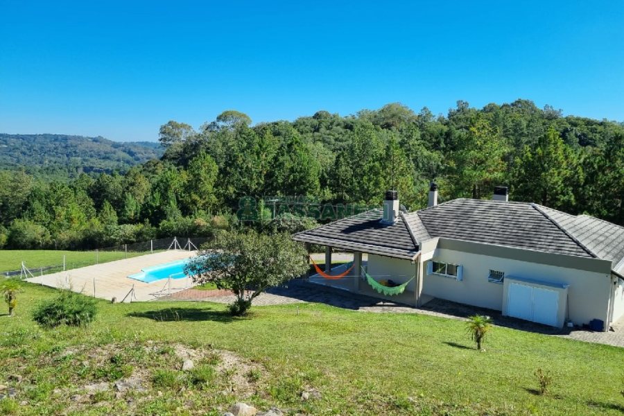 Chácara com 200m², 2 dormitórios, 2 vagas, no bairro Ana Rech em Caxias do Sul para Alugar ou Comprar