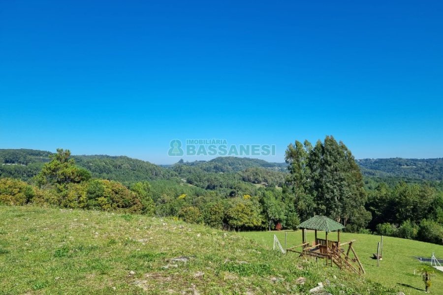 Chácara com 200m², 2 dormitórios, 2 vagas, no bairro Ana Rech em Caxias do Sul para Alugar ou Comprar