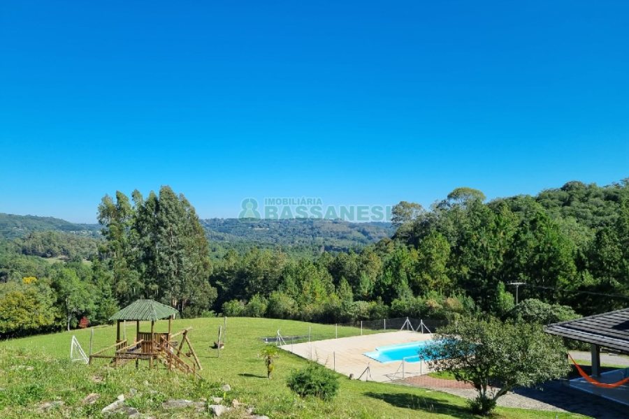 Chácara com 200m², 2 dormitórios, 2 vagas, no bairro Ana Rech em Caxias do Sul para Alugar ou Comprar