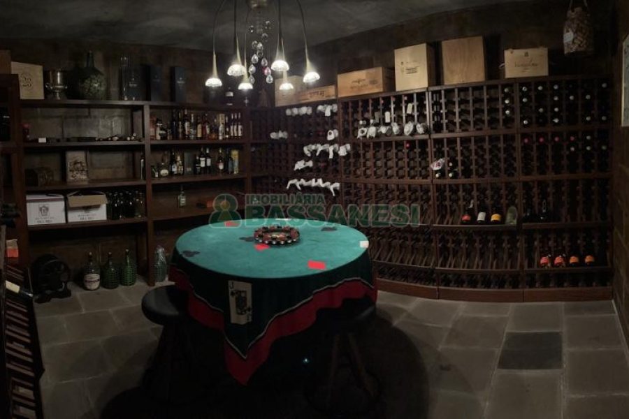 Casa com 350m², 3 dormitórios, 2 vagas, no bairro Desvio Rizzo em Caxias do Sul para Comprar