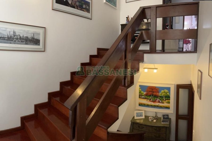 Casa com 350m², 3 dormitórios, 2 vagas, no bairro Desvio Rizzo em Caxias do Sul para Comprar