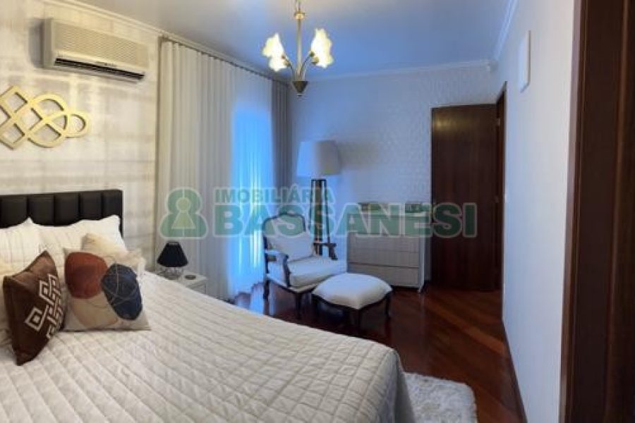 Casa com 350m², 3 dormitórios, 2 vagas, no bairro Desvio Rizzo em Caxias do Sul para Comprar