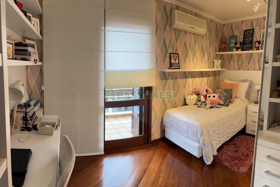 Casa com 350m², 3 dormitórios, 2 vagas, no bairro Desvio Rizzo em Caxias do Sul para Comprar