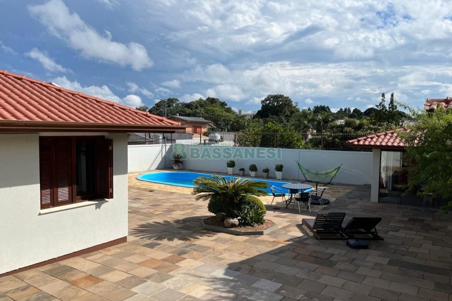 Casa com 350m², 3 dormitórios, 2 vagas, no bairro Desvio Rizzo em Caxias do Sul para Comprar