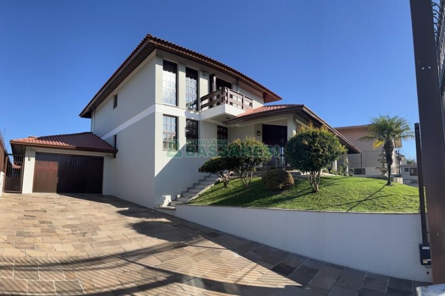 Casa com 350m², 3 dormitórios, 2 vagas, no bairro Desvio Rizzo em Caxias do Sul para Comprar