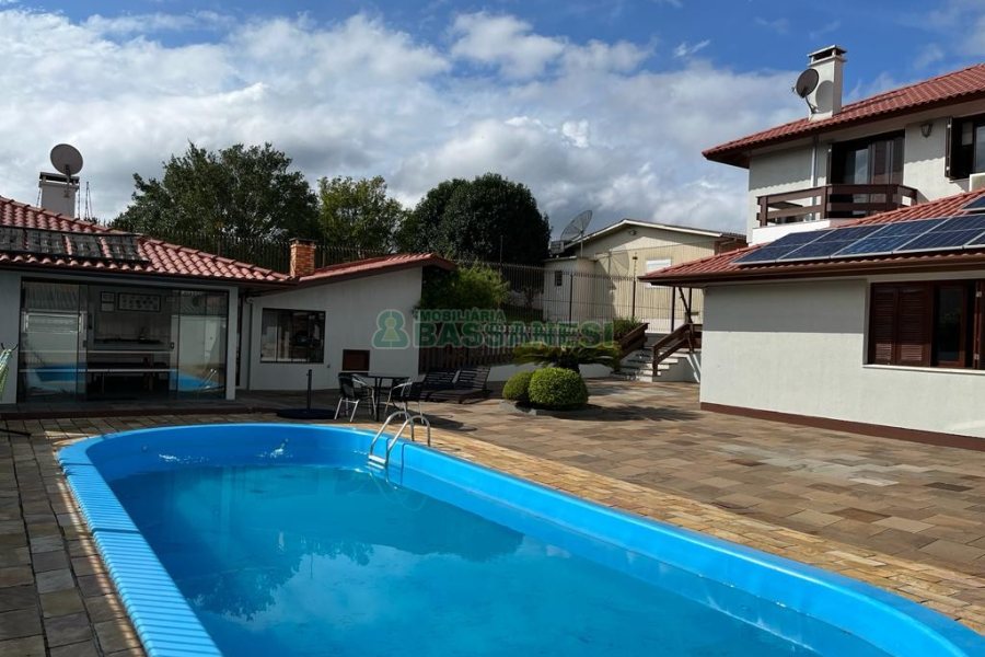 Casa com 350m², 3 dormitórios, 2 vagas, no bairro Desvio Rizzo em Caxias do Sul para Comprar