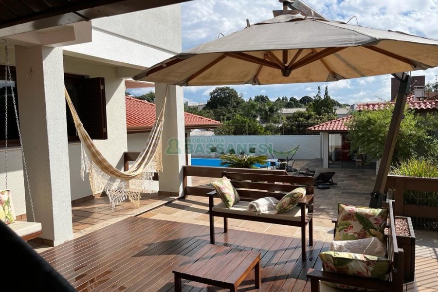 Casa com 350m², 3 dormitórios, 2 vagas, no bairro Desvio Rizzo em Caxias do Sul para Comprar