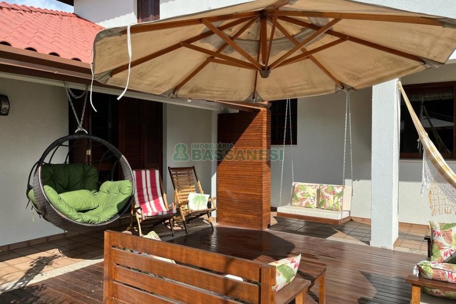 Casa com 350m², 3 dormitórios, 2 vagas, no bairro Desvio Rizzo em Caxias do Sul para Comprar