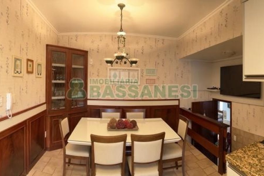 Casa com 350m², 3 dormitórios, 2 vagas, no bairro Desvio Rizzo em Caxias do Sul para Comprar