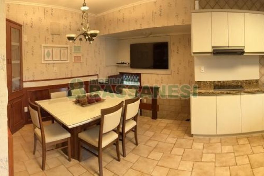 Casa com 350m², 3 dormitórios, 2 vagas, no bairro Desvio Rizzo em Caxias do Sul para Comprar