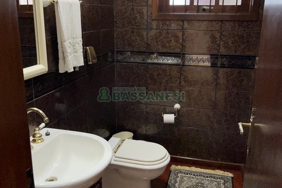 Casa com 350m², 3 dormitórios, 2 vagas, no bairro Desvio Rizzo em Caxias do Sul para Comprar