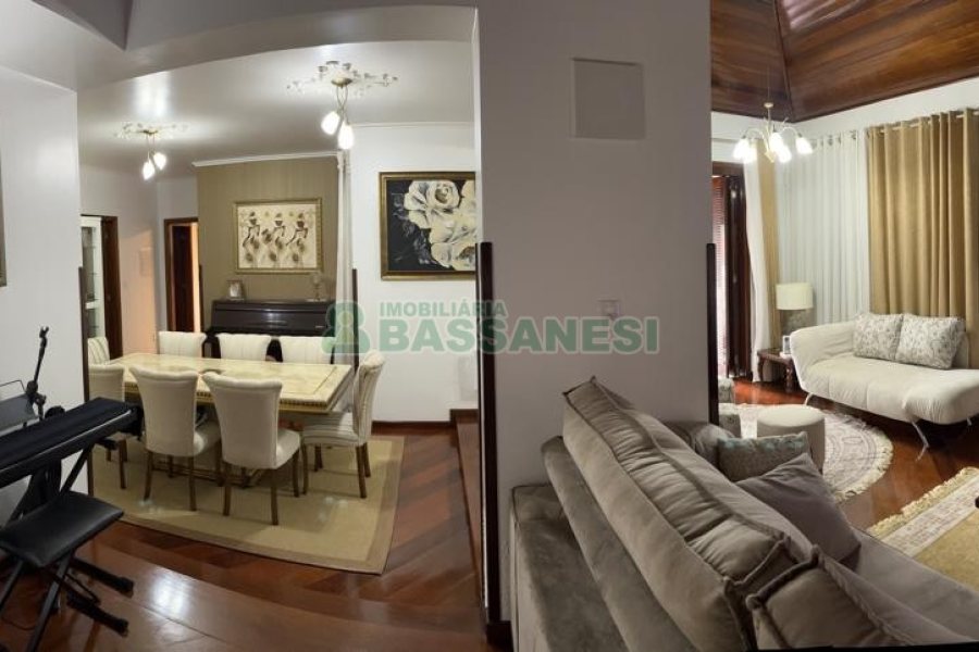 Casa com 350m², 3 dormitórios, 2 vagas, no bairro Desvio Rizzo em Caxias do Sul para Comprar