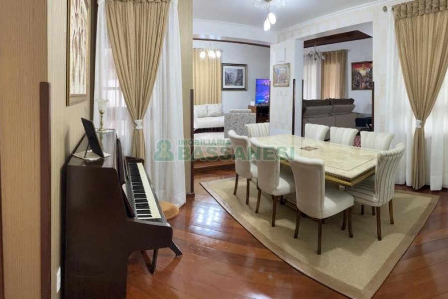 Casa com 350m², 3 dormitórios, 2 vagas, no bairro Desvio Rizzo em Caxias do Sul para Comprar