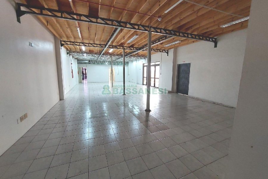 Loja com 600m², no bairro São Pelegrino em Caxias do Sul para Alugar