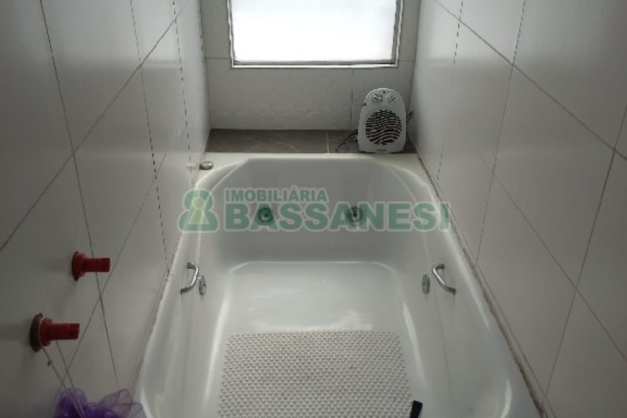 Casa com 208m², 4 dormitórios, 5 vagas, no bairro Esplanada em Caxias do Sul para Comprar