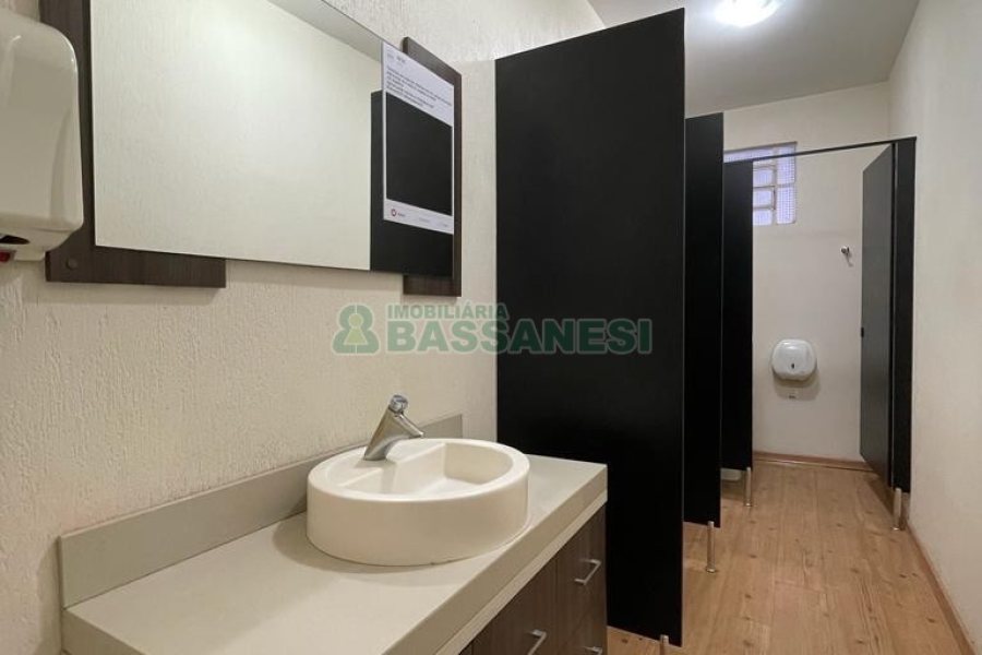 Loja com 822m², no bairro São Pelegrino em Caxias do Sul para Alugar