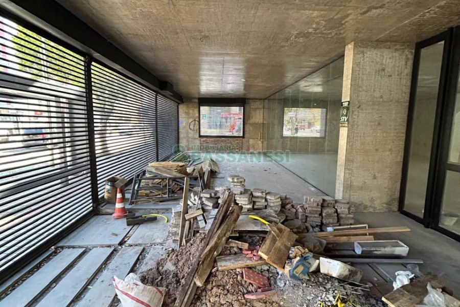 Loja com 697m², 6 vagas, no bairro São Pelegrino em Caxias do Sul para Alugar