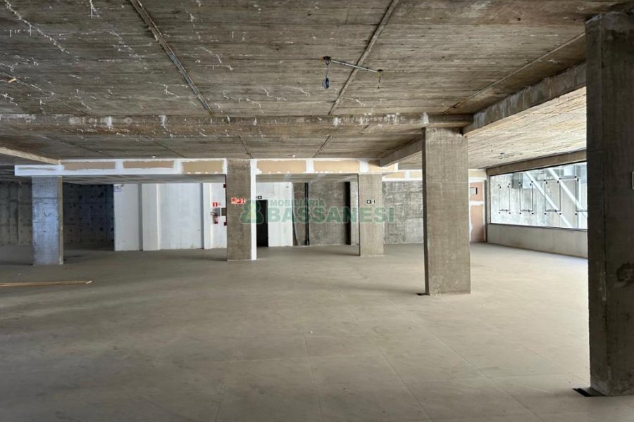 Loja com 697m², 6 vagas, no bairro São Pelegrino em Caxias do Sul para Alugar