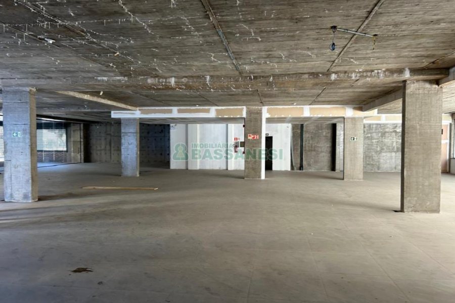 Loja com 697m², 6 vagas, no bairro São Pelegrino em Caxias do Sul para Alugar