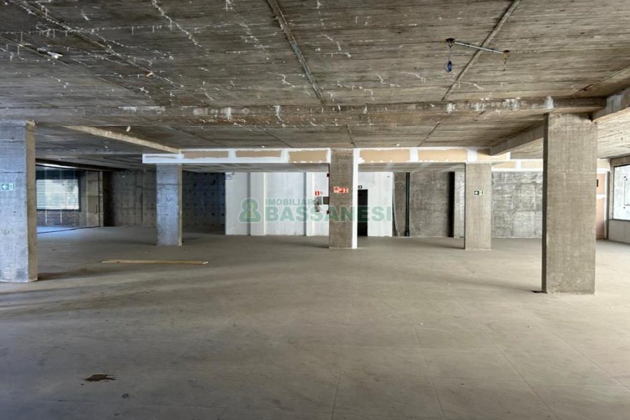 Loja com 697m², 6 vagas, no bairro São Pelegrino em Caxias do Sul para Alugar