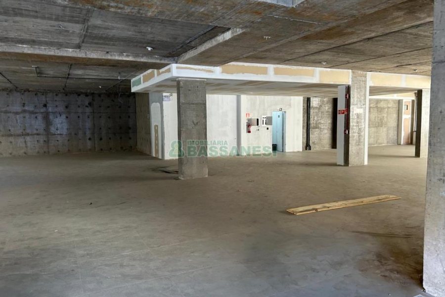 Loja com 697m², 6 vagas, no bairro São Pelegrino em Caxias do Sul para Alugar