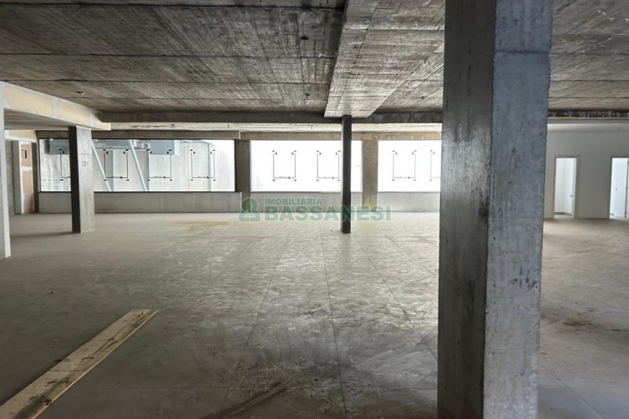 Loja com 697m², 6 vagas, no bairro São Pelegrino em Caxias do Sul para Alugar