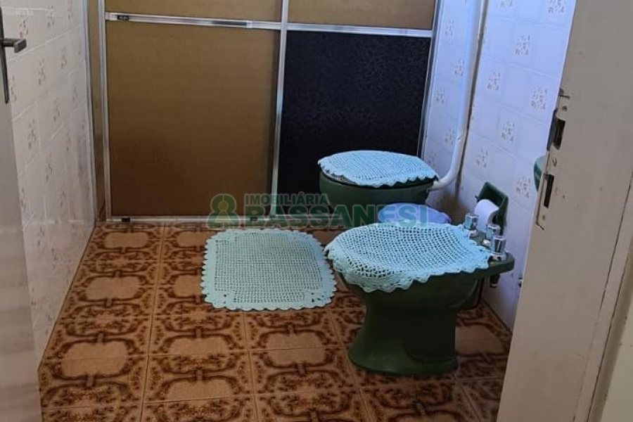 Casa com 188m², 3 dormitórios, 1 vaga, no bairro Jardim das Hortências em Caxias do Sul para Comprar