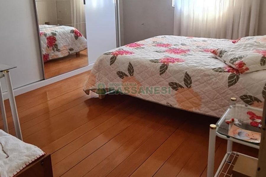 Casa com 188m², 3 dormitórios, 1 vaga, no bairro Jardim das Hortências em Caxias do Sul para Comprar
