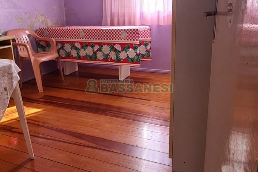 Casa com 188m², 3 dormitórios, 1 vaga, no bairro Jardim das Hortências em Caxias do Sul para Comprar