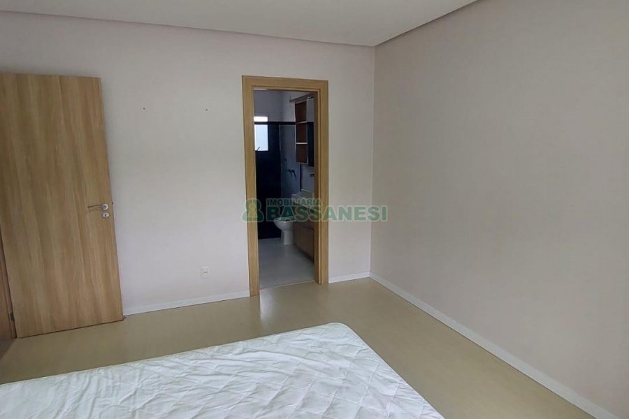 Apto Mobiliado com 93m², 3 dormitórios, 1 vaga, no bairro Charqueadas em Caxias do Sul para Alugar