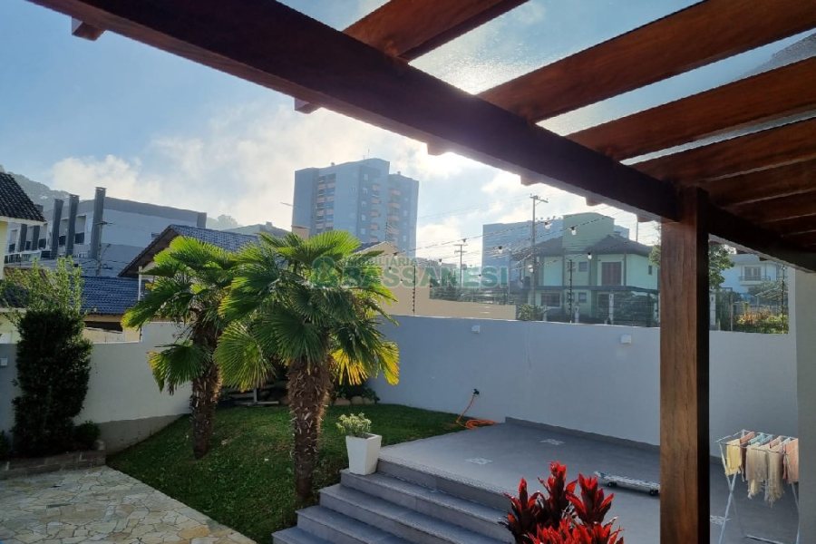 Casa com 114m², 3 dormitórios, 1 vaga, no bairro São Luiz em Caxias do Sul para Comprar