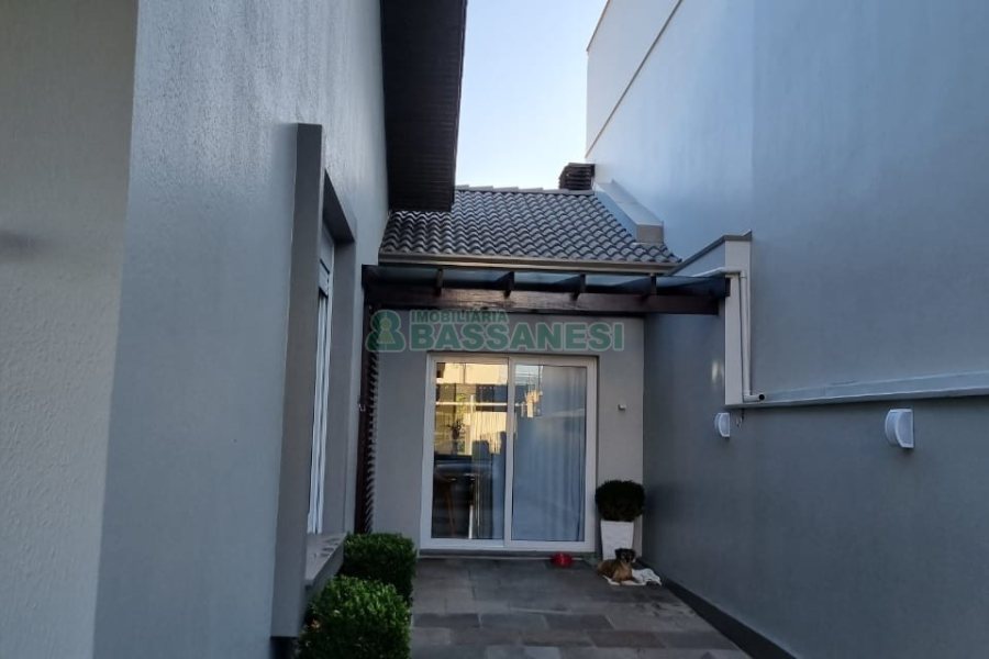 Casa com 114m², 3 dormitórios, 1 vaga, no bairro São Luiz em Caxias do Sul para Comprar