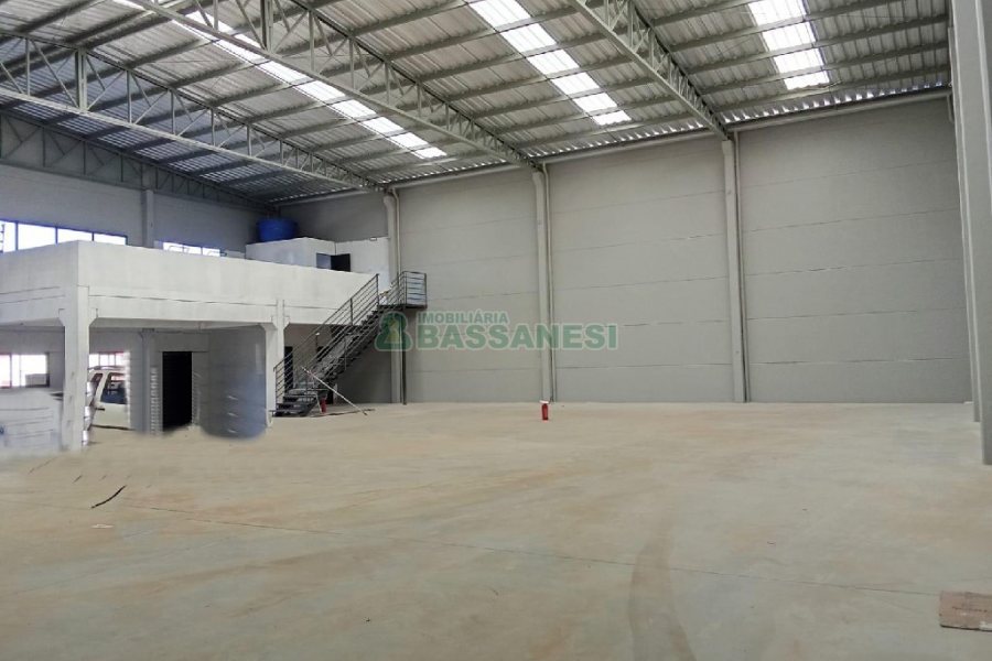 Pavilhão com 670m², no bairro Centenário em Caxias do Sul para Alugar