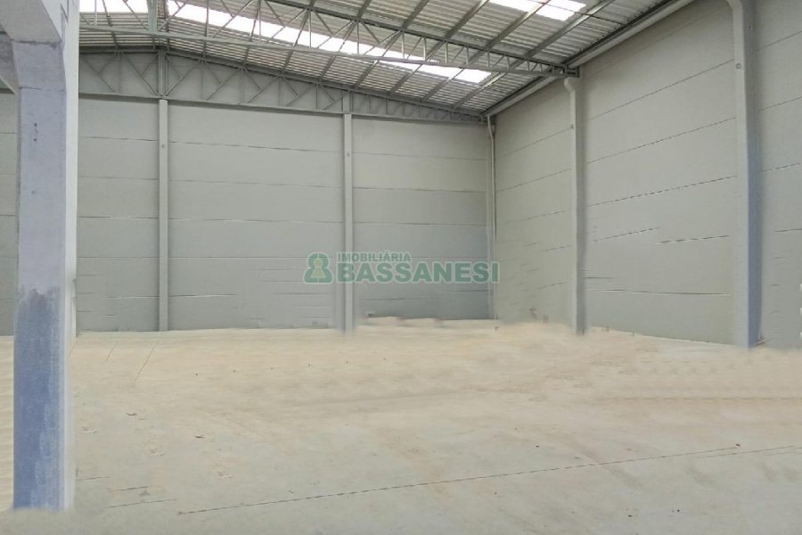 Pavilhão com 670m², no bairro Centenário em Caxias do Sul para Alugar