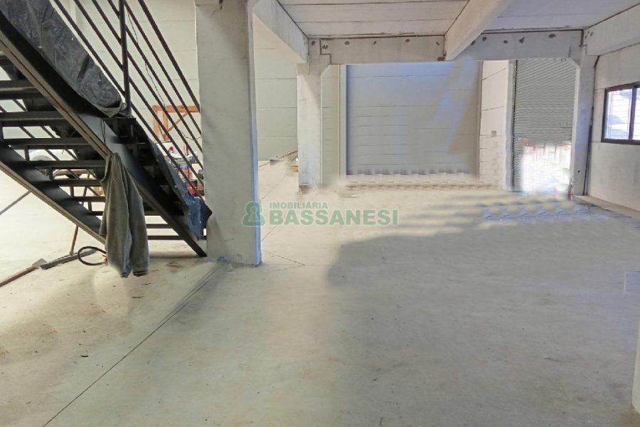 Pavilhão com 670m², no bairro Centenário em Caxias do Sul para Alugar