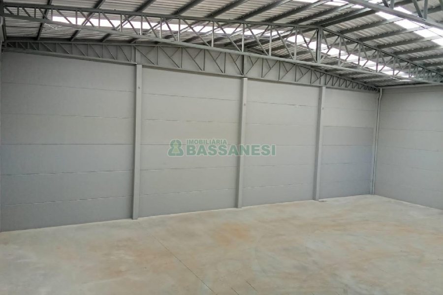 Pavilhão com 670m², no bairro Centenário em Caxias do Sul para Alugar
