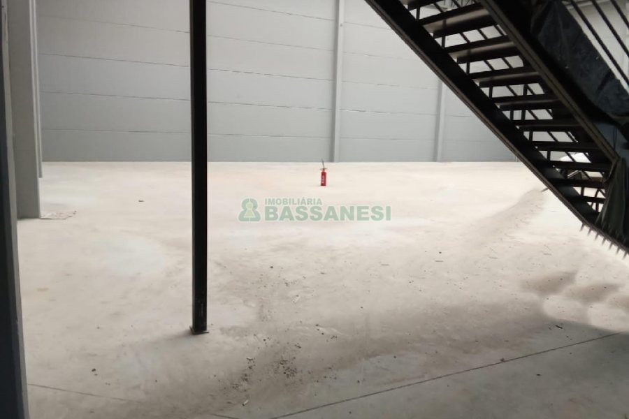 Pavilhão com 670m², no bairro Centenário em Caxias do Sul para Alugar