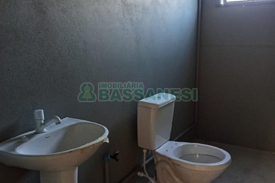 Pavilhão com 670m², no bairro Centenário em Caxias do Sul para Alugar