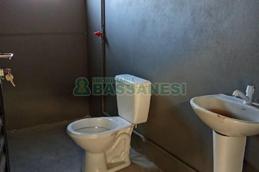 Pavilhão com 670m², no bairro Centenário em Caxias do Sul para Alugar